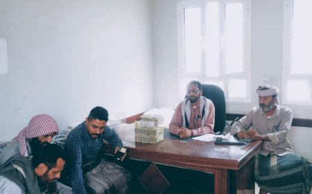 مدير التربية والتعليم بمديرية ميفعة يشرف على صرف المنحة المدرسية بمدارس المديرية