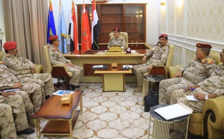 وزير الدفاع يشدد على تفعيل الرقابة والتفتيش وتعزيز العمل الاستخباري