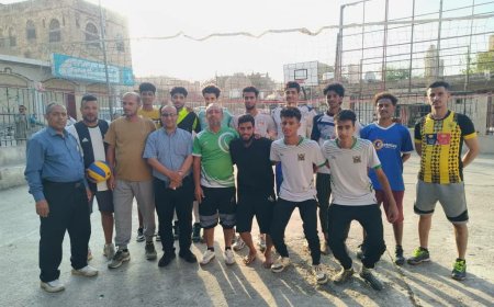 مدير مكتب الشباب والرياضة بتعز يزور منتخب الطائرة قبل انطلاق بطولة البرنامج السعودي