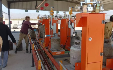 سكان ونازحو قعطبة وبلاد اليوبي يشيدون بجهود مدير شركة الغاز ويناشدون برفع حصة محطة الزيدي من الغاز المنزلي