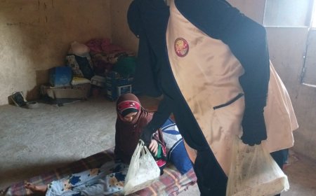 مؤسسة الوردة البيضاء تقوم بتوزيع وجبة إفطار الصائم بمنطقة دهل احمد بزنجبار