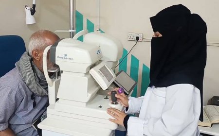 مدير صحة الشيخ عثمان يدشن المخيم الطبي المجاني لجراحة العيون في مستوصف العين التخصصي