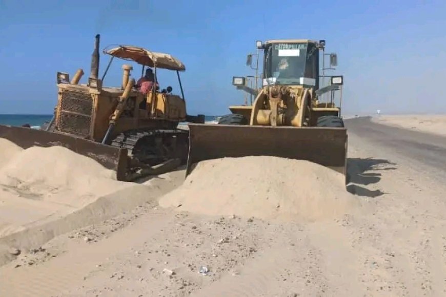 حماية الطريق الساحلي في شبوة.. تدخلات عاجلة لإزاحة الرمال بخط ساحل أنبح