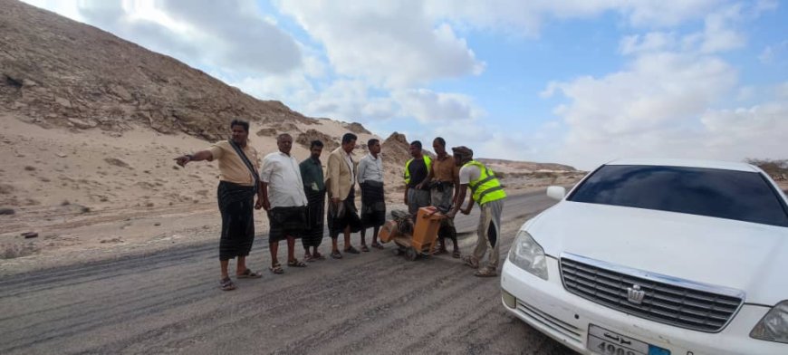 تنفيذاً لتوجيهات المحافظ "ابن الوزير".. بدء أعمال صيانة وإعادة تأهيل طريق مدينة رضوم