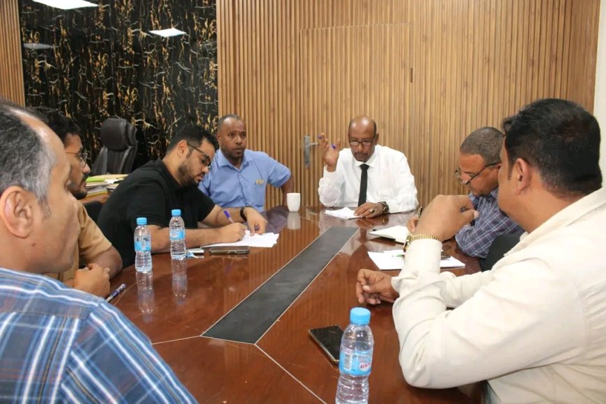 مدير عام المكلا يترأس اجتماعاً موسعاً لتعزيز التدابير الصحية وتنظيم الأسواق استعداداً لشهر رمضان