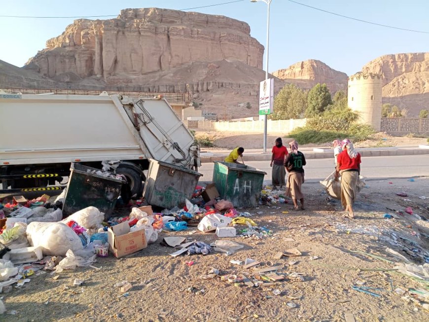 وحدة النظافة والتحسين بمديرية القطن تقوم بجمع المخلفات من شوراع و أحياء المديرية