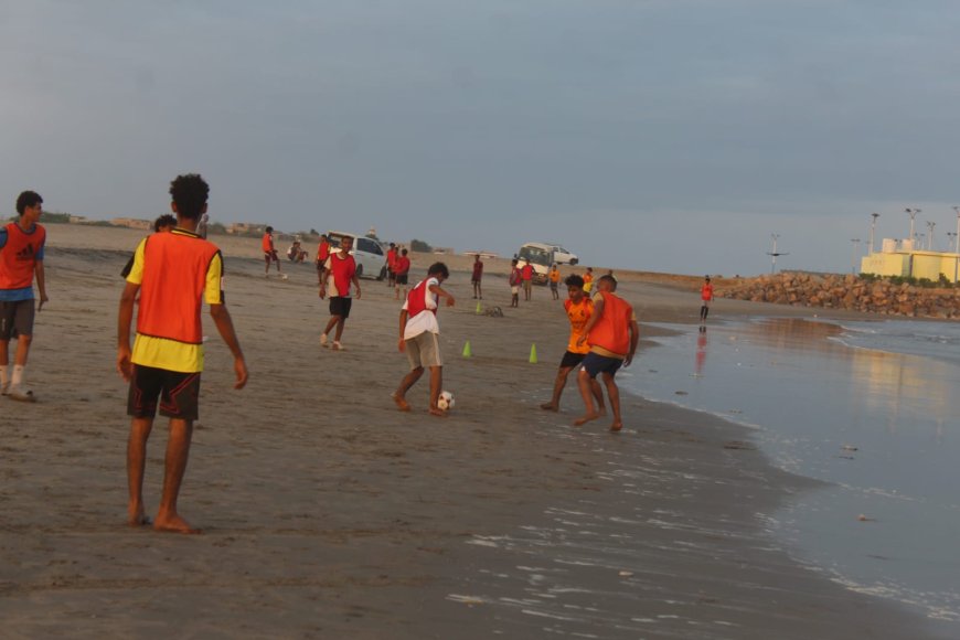 نادي شباب الدرجاج يواصل استعداداته البدنية بتمرين مكثف على ساحل أبين