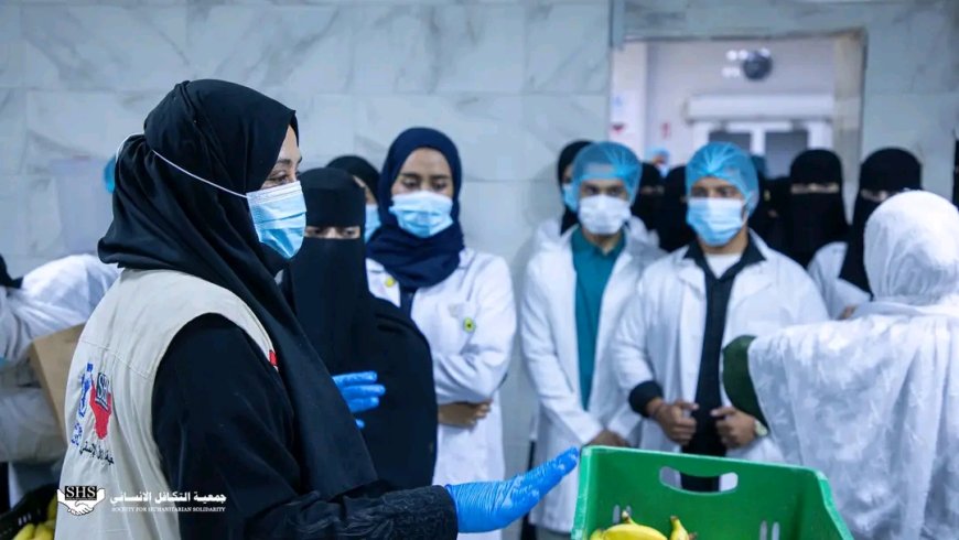 طلاب كلية الطب يطلعون على آلية العمل في المطبخ الصحي المدرسي بعدن