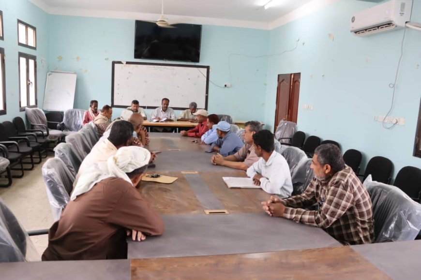 مكتب التربية خنفر يعقد اجتماعه الدوري ويناقش جملة من القضايا التربوية والإدارية