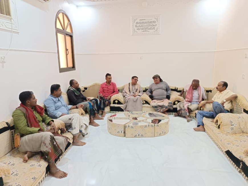 مدير عام مديرية تريم يطمئن على صحة عاقل حارة حي الردود