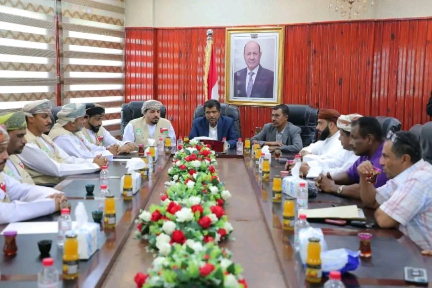 أمين عام محلي المهرة يناقش مع الهيئة العُمانية ومدراء عموم المديريات توزيع المساعدات العُمانية