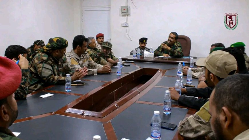 القائد الكليبي يترأس اجتماعاً موسعاً بقيادة قوات دفاع شبوة عقب عودته من المملكة