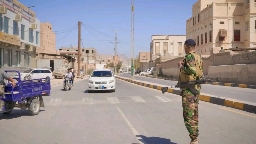 شرطة حضرموت الوادي والصحراء تُنفذ انتشاراً أمنياً للدوريات لليوم الثالث في شوارع مدينة سيئون لتنفيذ قرار منع حمل السلاح