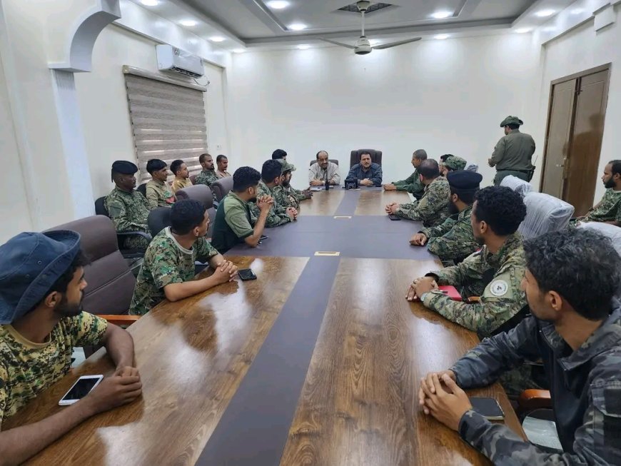 نائب مدير أمن عدن يلتقي مشرفي كاميرات المراقبة في اقسام الشرط ويشدد على الجاهزية الفنية