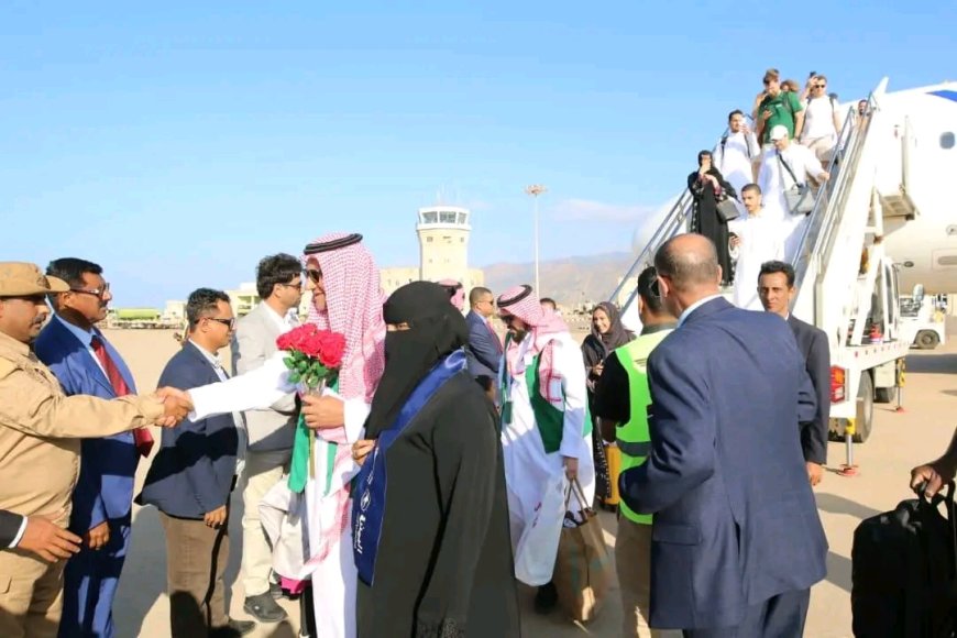 بإشراف القائم بأعمال وزير النقل.. مطار سقطرى يستقبل أولى رحلات الخط الدولي الجديد بين جدة وسقطرى