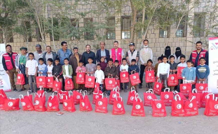جمعية الهلال الأحمر اليمني فرع شبوة تدشّن توزيع الهدية الغذائية لطلاب مديرية الصعيد