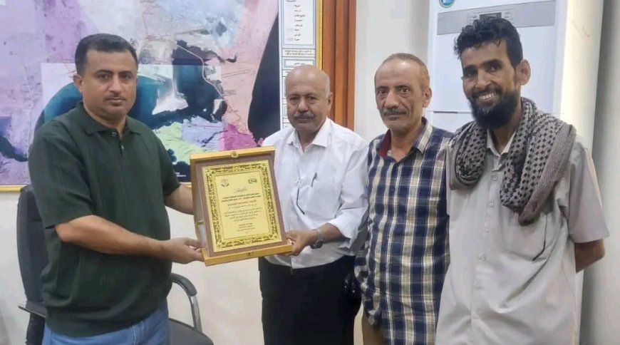 الهيئة الإدارية للجمعية التعاونية السكنية لموظفي كهرباء تكرم الأستاذ سالم الوليدي بدرع الجمعية