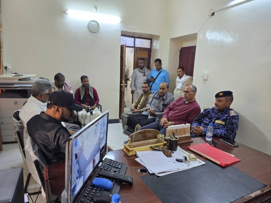 مدير عام مديرية شبام ومدير عام المؤسسة المحلية للمياه يتفقدان مشروع الطاقة الشمسية لحقل موشح ويطلعان على احتياجات الفرع