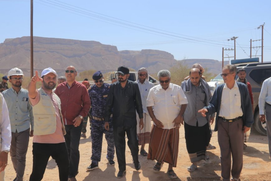 مدير عام شبام ومؤسسة المياه بالوادي يتفقدان موقع مشروع الطاقة الشمسية بقدرة 500 كيلو وات في حقل موشح شبام