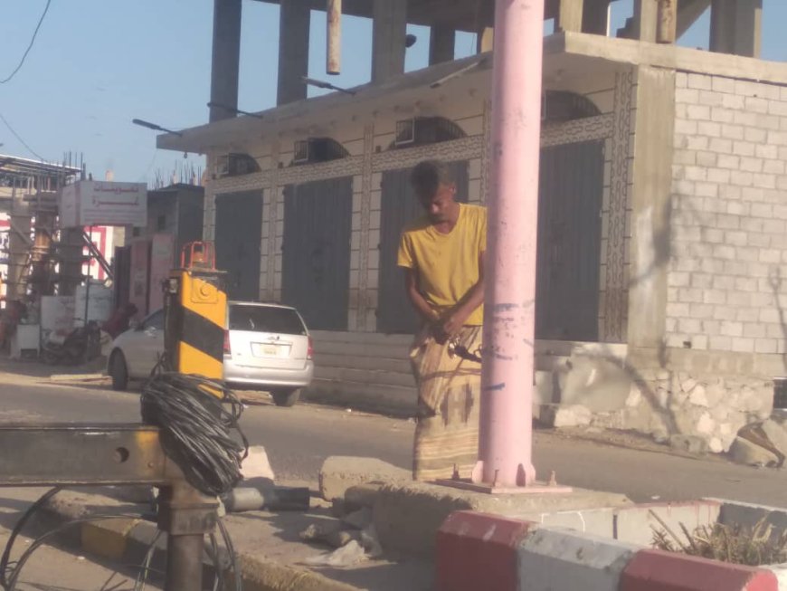 مهندسو الإنارة في صندوق النظافة والتحسين يبذلون جهوداً صامتة في أبين