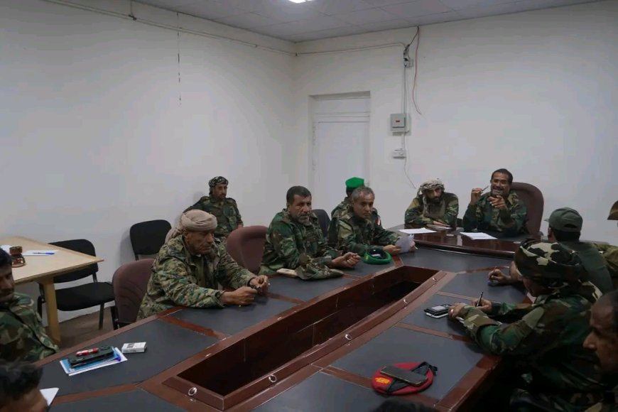 القائد العام لقوات دفاع شبوة يلتقي بقيادات الوحدات ويبحث أوضاع الجبهات ويشدد على اليقظة الكاملة