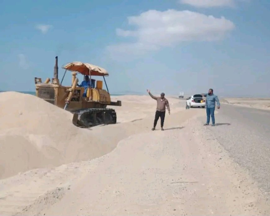حماية للطريق والمسافرين… إزالة الرمال بساحل أنبح تعيد الانسيابية المرورية بشبوة