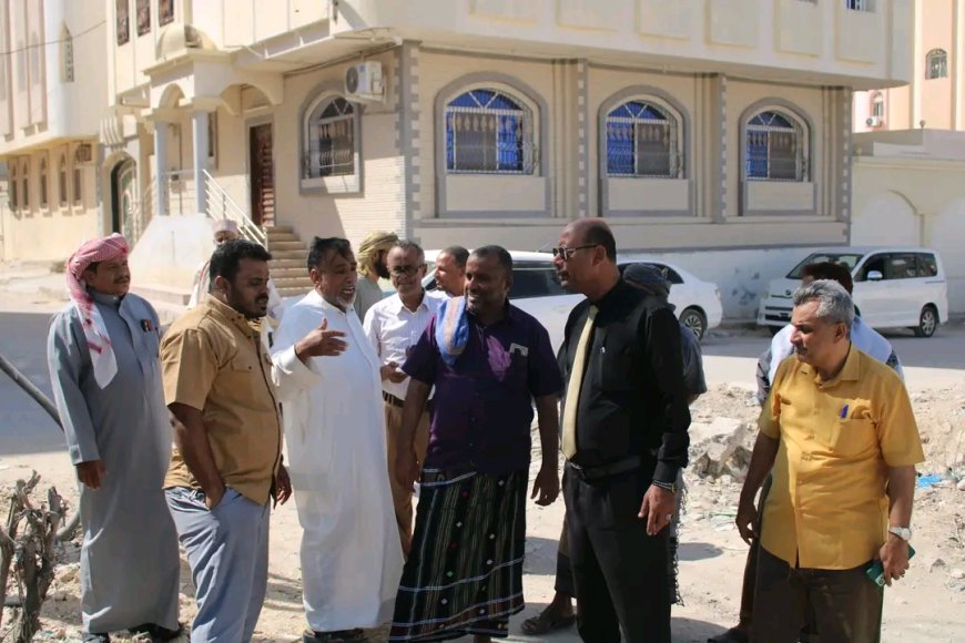 مدير عام المكلا يتفقد أحياء شرق المدينة ويستعرض مع إدارة السير خطة التدابير المرورية لشهر رمضان المبارك