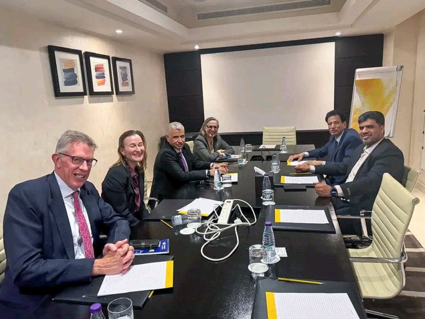 محافظ المهرة يلتقي فريق مكتب المبعوث الأممي الخاص إلى اليمن ويستعرض خصوصية المحافظة وأوضاعها العامة