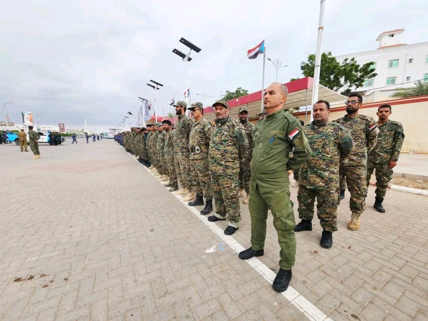 منتسبو ألامن العام والكتائب القيادة العامة بالعاصمة عدن ينظمون وقفة احتجاجية للمطالبة الأشقاء بصرف رواتبهم