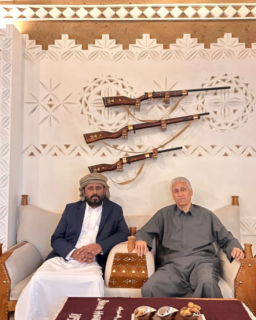 ​الشيخ بن حبريش يطمئن على صحة السفير فهد المنهالي في الرياض