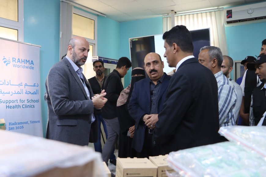 تربية ساحل حضرموت تتسلم أجهزة ومستلزمات طبية لعيادات الصحة المدرسية مقدمة من منظمة رحمة حول العالم