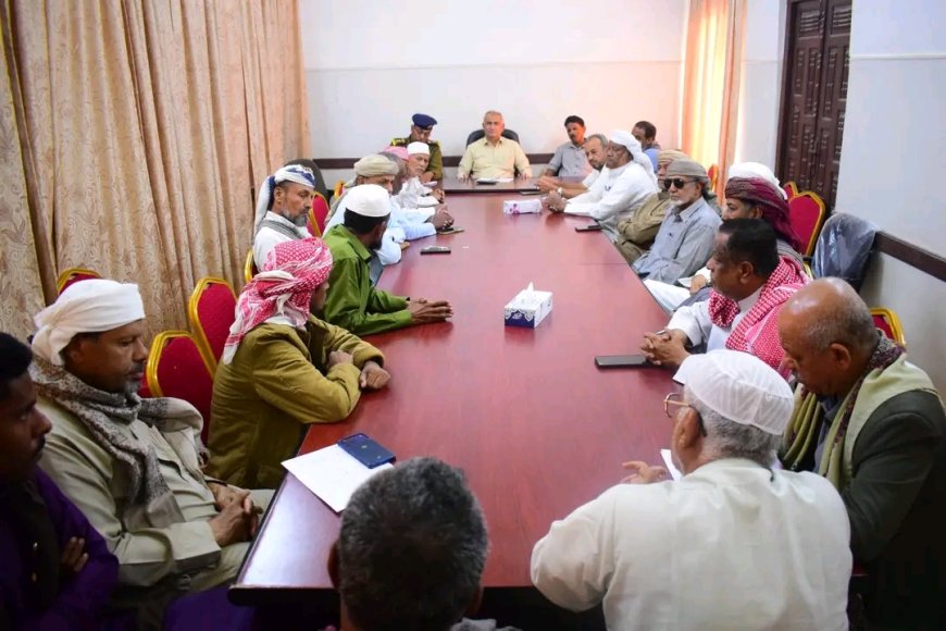 بتوجيهات العميد بن حبيش.. مكتب شؤون الأحياء المجتمعية بشرطة الوادي والصحراء يعقد اجتماعاً موسعاً مع عقال أحياء سيئون لتعزيز الأمن والاستقرار