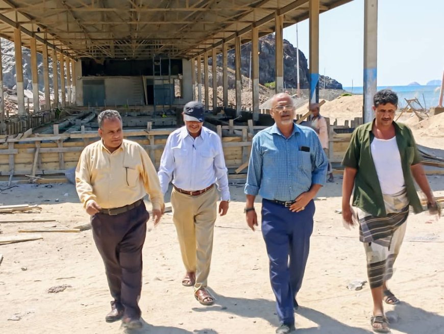 بتوجيهات الوزير السقطري.. رئيس هيئة مصائد خليج عدن يتفقد سير العمل في مركز إنزال فقم السمكي