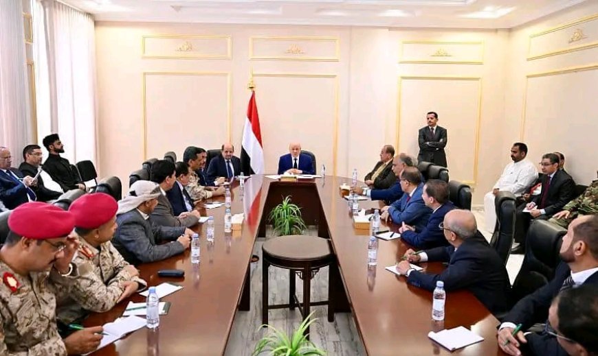 رئيس مجلس القيادة يشيد بدور أبناء محافظة الضالع في ردع المشروع الإمامي والدفاع عن النظام الجمهوري