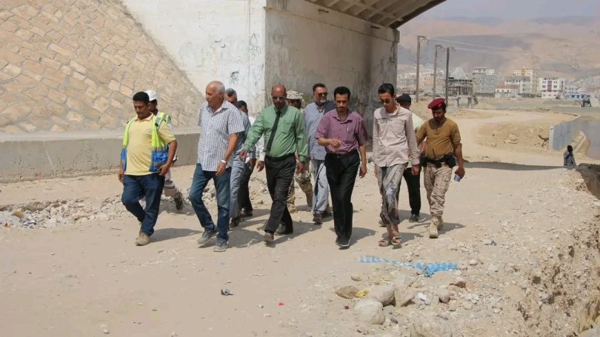 وكيل محافظة حضرموت يقف على أسباب مشكلة المياه الراكدة في مشروع خور المكلا المرحلة الثانية