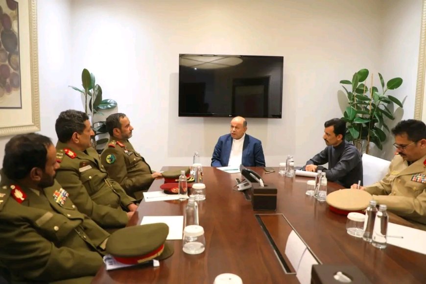 عضو مجلس القيادة الرئاسي محافظ حضرموت يلتقي برئاسة هيئة الأركان العامة بوزارة الدفاع