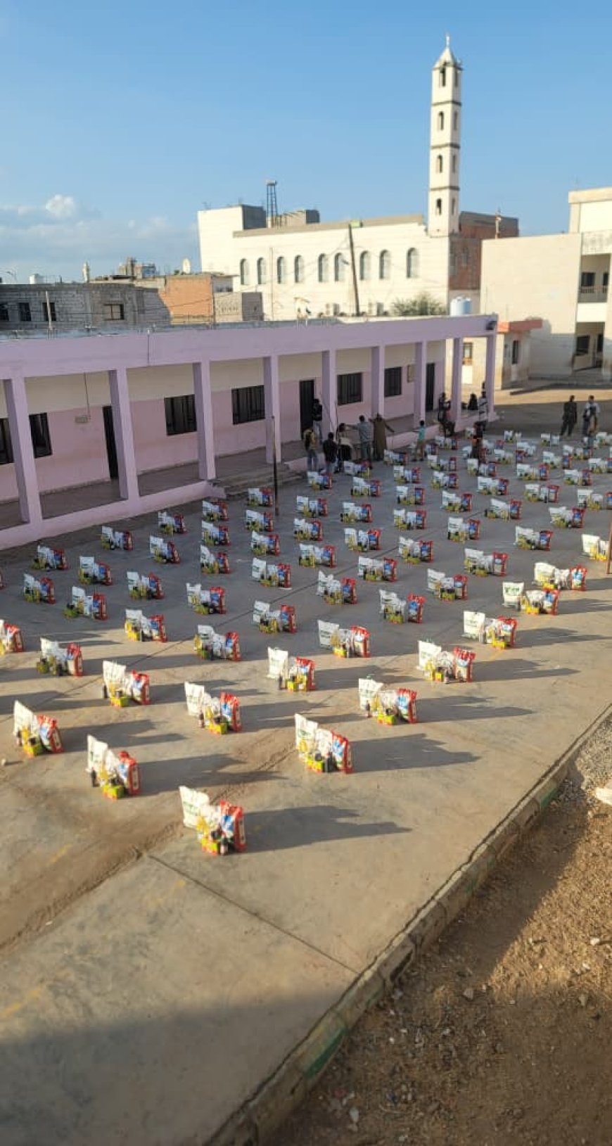 مبادرة الإعلامي صالح العبيدي تواصل توزيع السلل الغذائية للمحتاجين في عدن