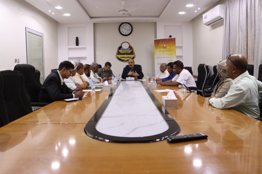 مدير تربية ساحل حضرموت يناقش القضايا التربوية والتعليمية في مديريتي غيل باوزير وغيل بن يمين