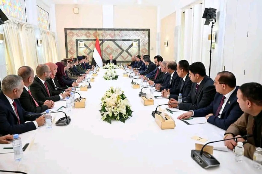 رئيس مجلس القيادة يرأس أول اجتماع للحكومة الجديدة: صناعة النموذج وهزيمة الانقلاب والشراكة مع المملكة أهم أولويات المرحلة