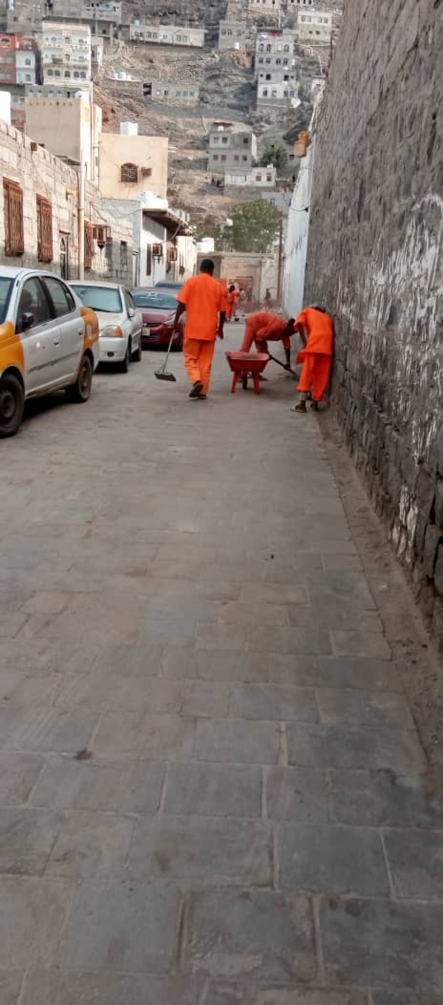 تأهباً لرمضان.. حملة نظافة شاملة تستهدف أحياء وشوارع "التواهي" بالعاصمة عدن