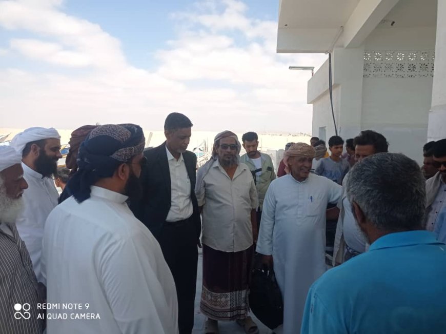 بحضور الأسد وحوري اجراء عملية الاستلام المبدئي لمشروع مركز الإنزال السمكي بصقر بمديرية حصوين في المهرة بدعم من برنامج الأمم المتحدة الإنمائي (UNDP ) 