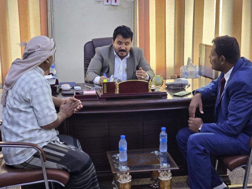 خلال لقاء العساني بمدير عام مديرية غيل بن يمين.. بحث سبل تطوير قطاع الاتصالات وتحسين الخدمات بالمديرية