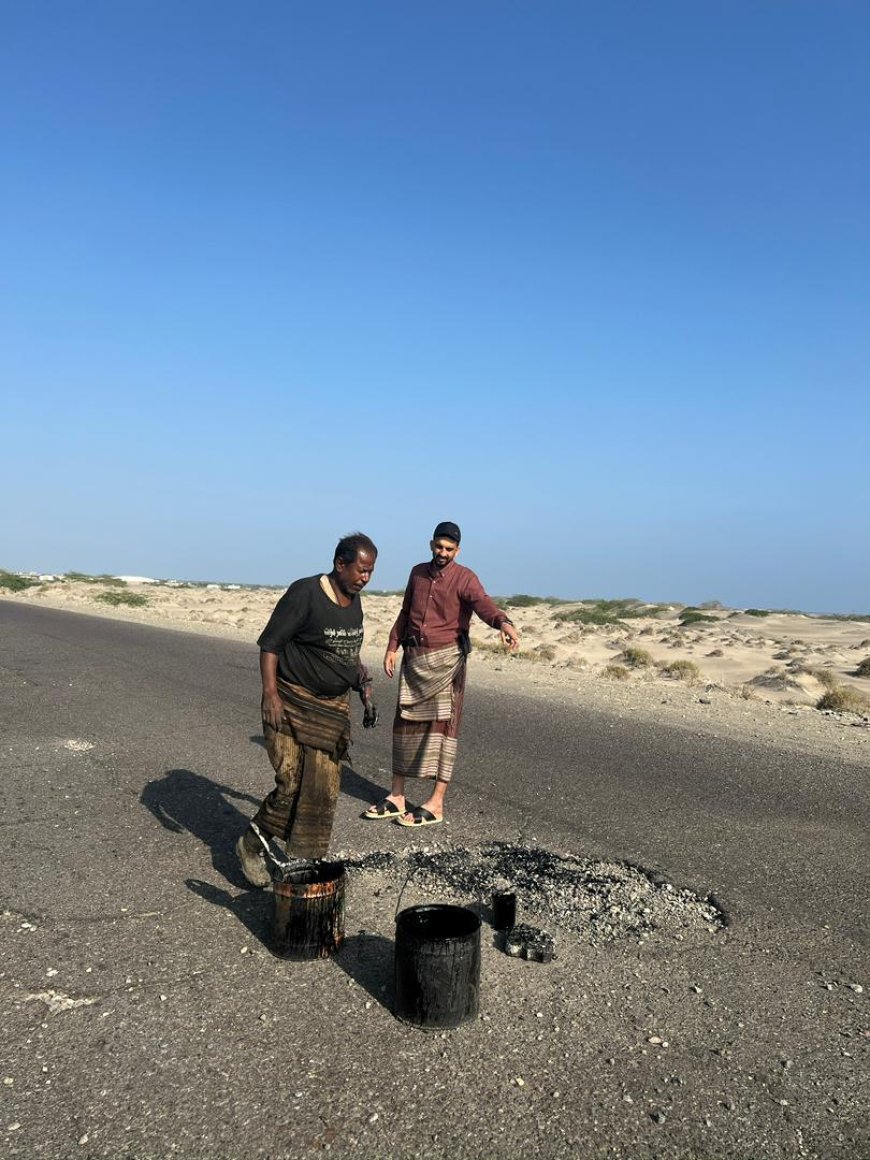 الشاب وجدي المحروق ينفذ مبادرة لردم الحفر بأبين حفاظا على سلامة المواطنين