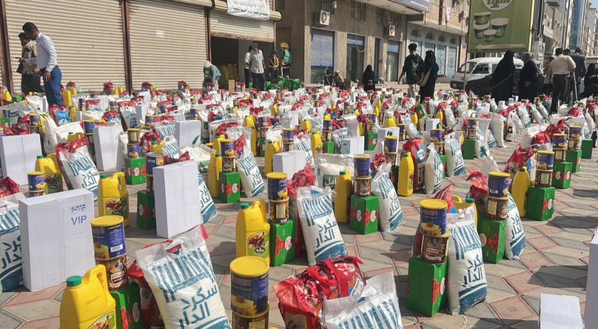 اتحاد الجمعيات الخيرية يبدأ توزيع السلال الغذائية للأسر الفقيرة في عدن