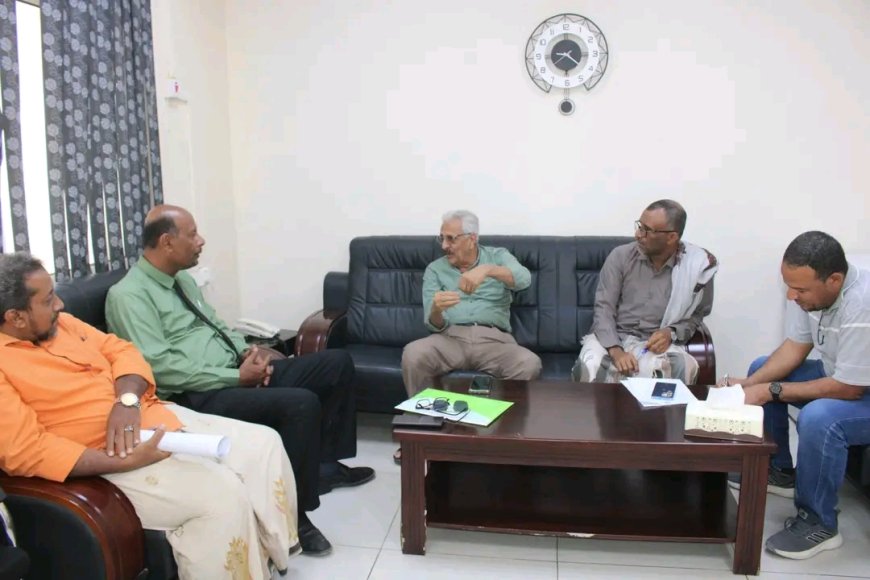 مدير عام المكلا يبحث مع مدير عام مالية ساحل حضرموت سبل تعزيز التعاون المشترك وتطوير الأداء المالي