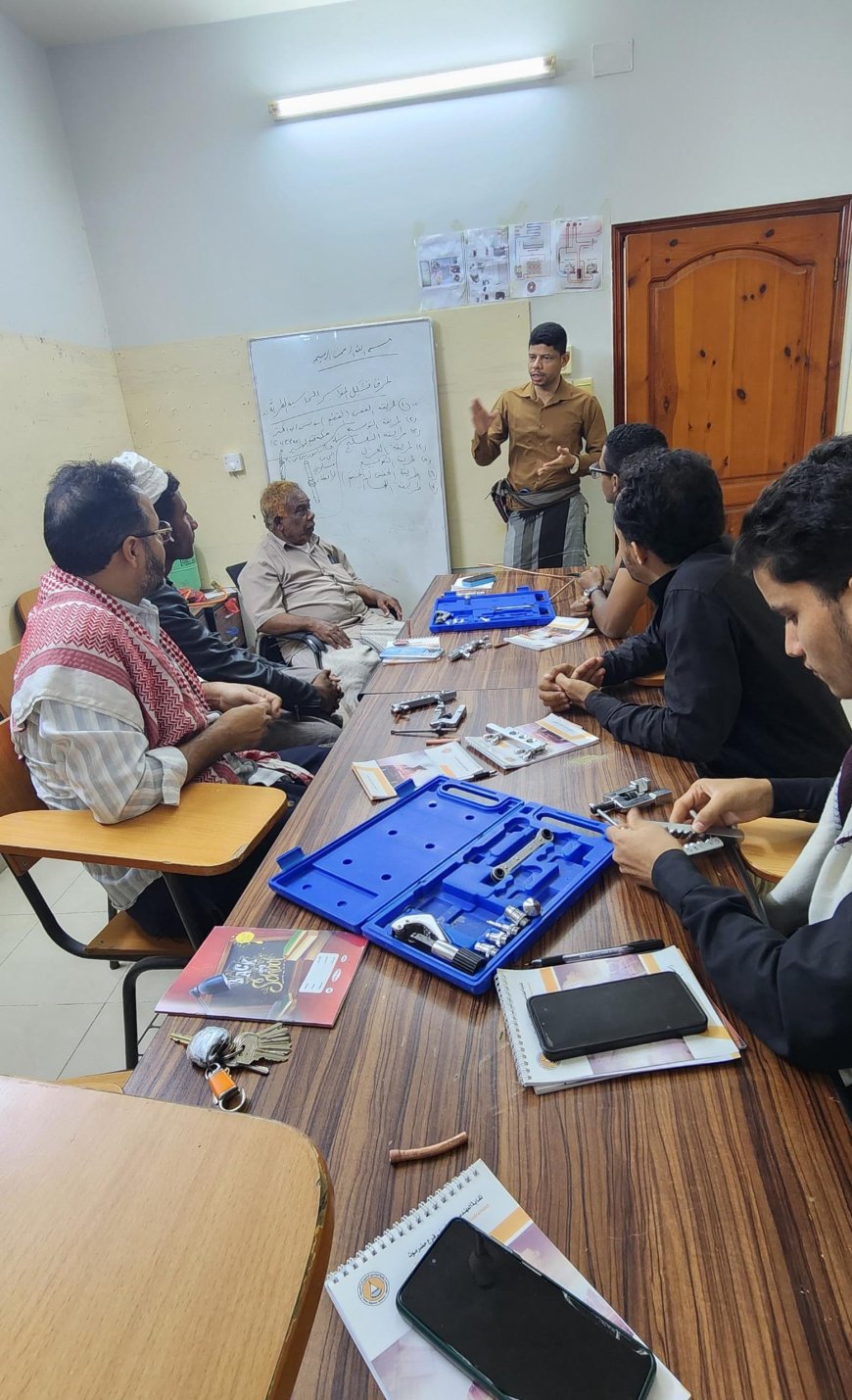 رئيس نقابة المهندسين اليمنيين بمحافظة حضرموت يدشن الدورة المهنية التكييف والتبريد وصيانة الغسالات بالمكلا