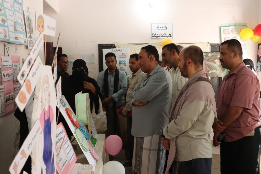 مدير تربية دوعن يفتتح المعرض العلمي بمجمع صلاح الدين ببضه فرع البنات