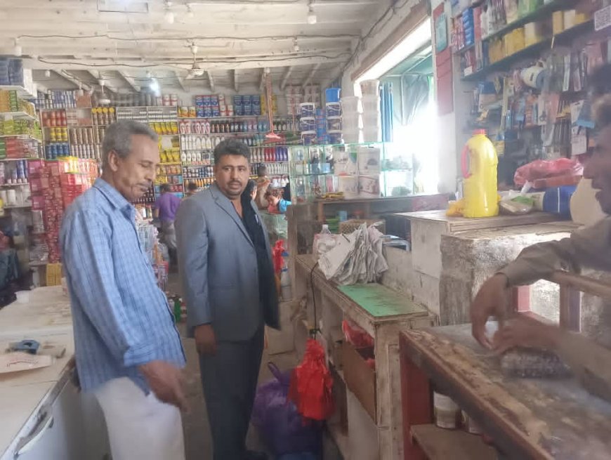 مدير عام الصناعة والتجارة بأبين ينفذ نزولًا ميدانيًا لسوق شقرة لمتابعة أسعار السلع والمخزون الغذائي