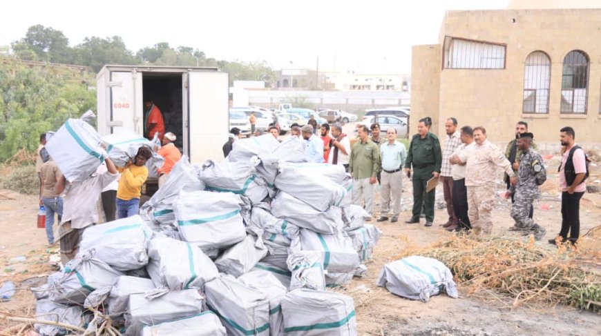 مدير عام دارسعد يشرف على عملية ضبط واتلاف ( إحراق )  كميات من السجائر المهربه