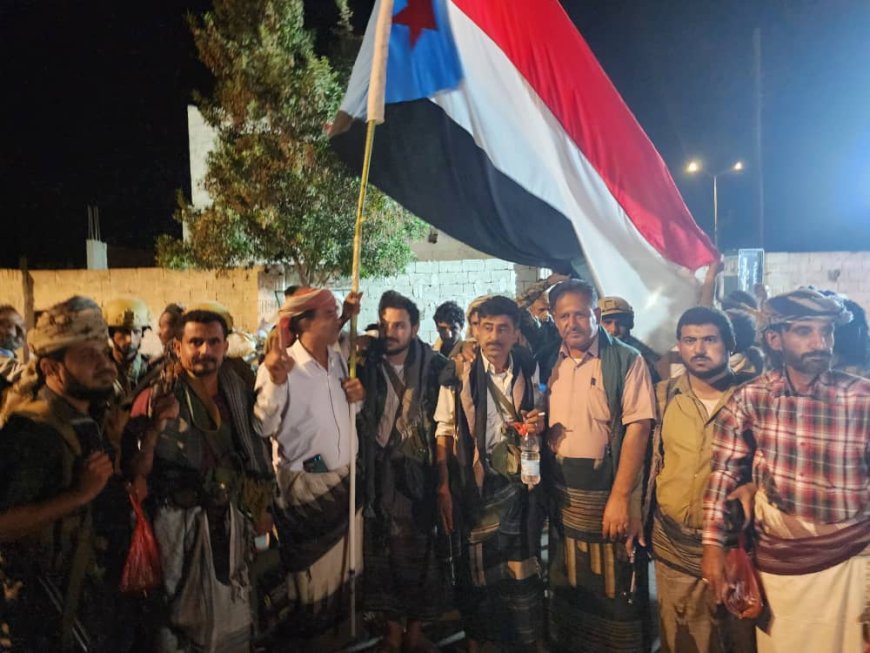 فيما حشود المحفد تصل.. قيادات عسكرية وامنية تتوافد إلى ساحة الاعتصام بزنجبار